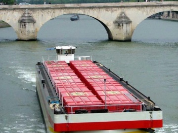 Transport fluvial de déchets en conteneurs