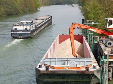 Transport fluvial &ndash; chargement d&rsquo;une barge sur le site d&rsquo;extraction de granulats de Marolles sur Seine