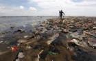 Une île de déchets apparue le long de la Côte Indonésienne. Reuters.