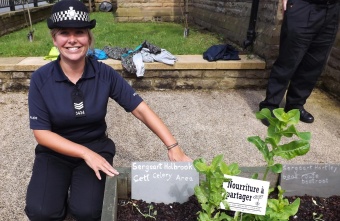 Devant le commissariat de Todmorden, les sergents cultivent les potagers à disposition du public.