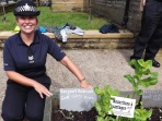 Devant le commissariat de Todmorden, les sergents cultivent les potagers à disposition du public.