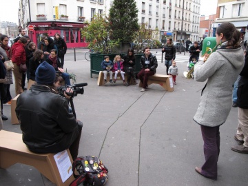 Bancs publics en carton Crédit photo : A. Lagneau